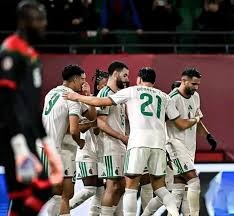 利物浦官网仅放萨拉赫抢圈训练图，未展示其与队友拥抱镜头